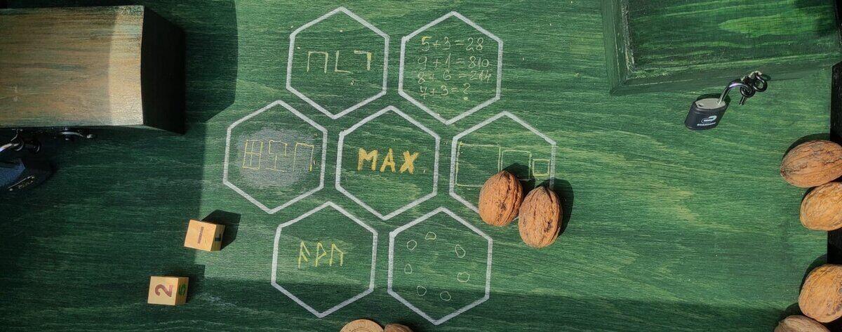 Puzzle personalizat cu tăbliță și nuci Code2Connect