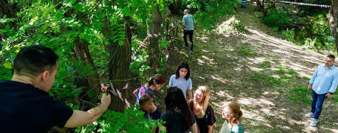 Echipă Code2Connect la un Treasure Hunt în natură